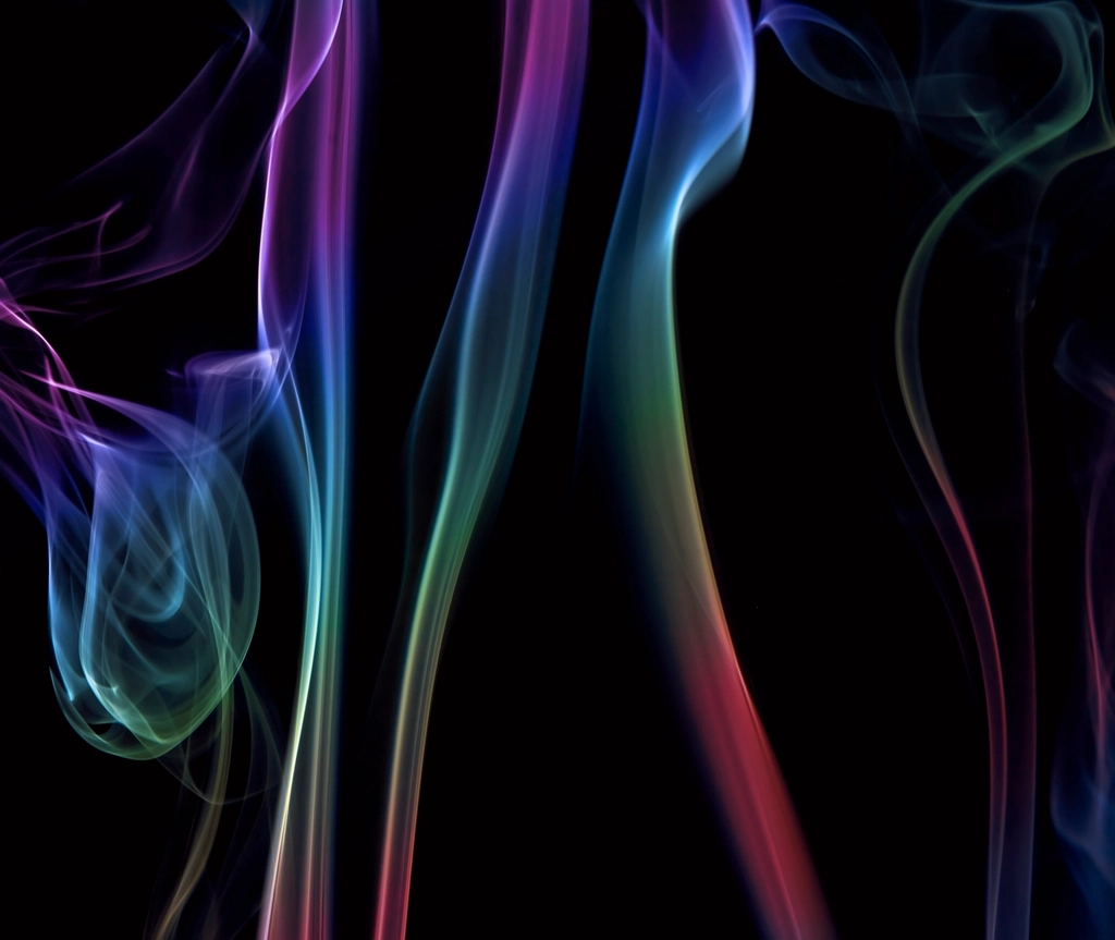 Fumo colorato su sfondo scuro